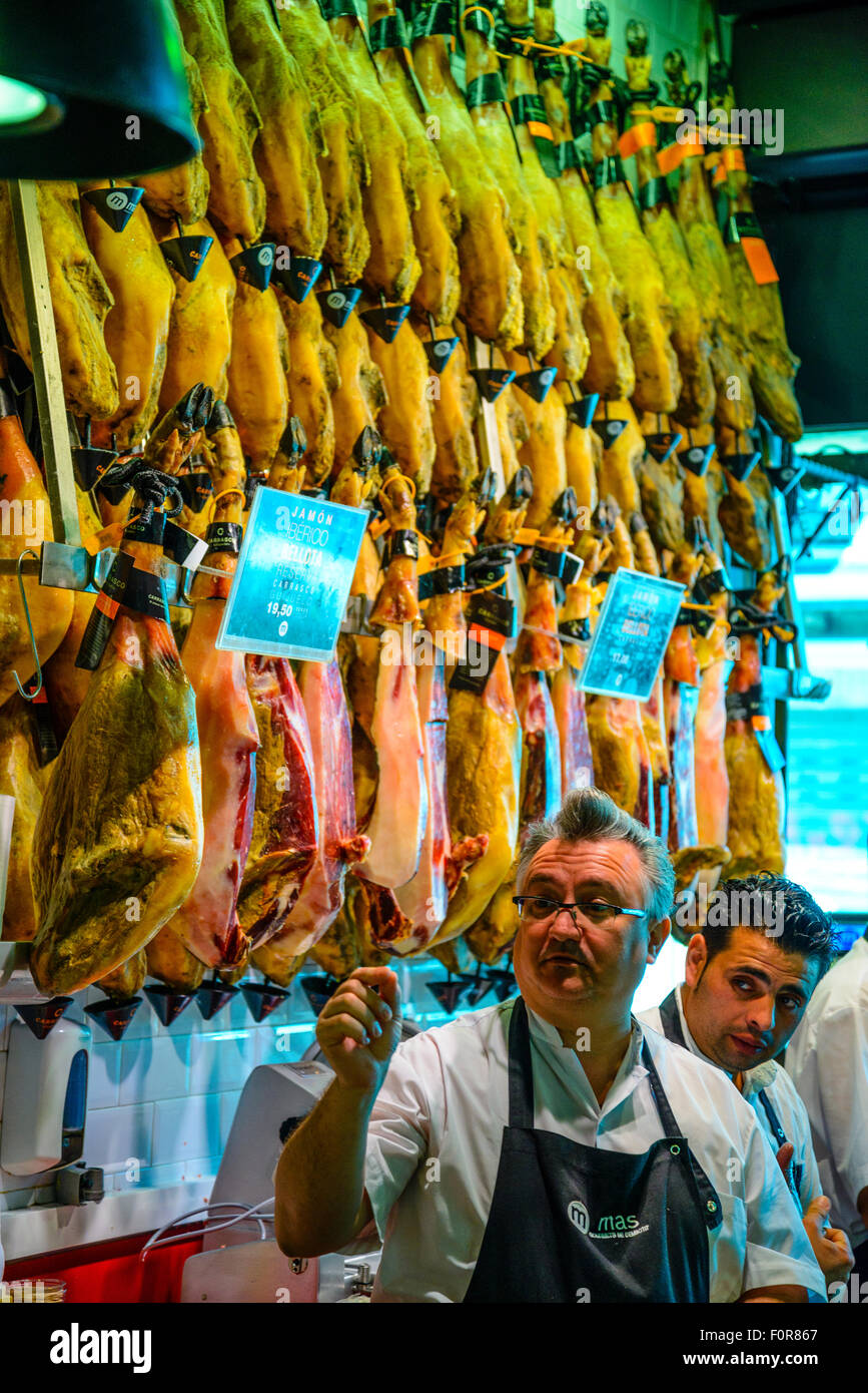 Les membres du personnel du décrochage bouchers dans Mercado de San Miguel Espagne Madrid Banque D'Images Les membres du personnel du décrochage bouchers dans Mercado de San Miguel Espagne Madrid Banque D'Images