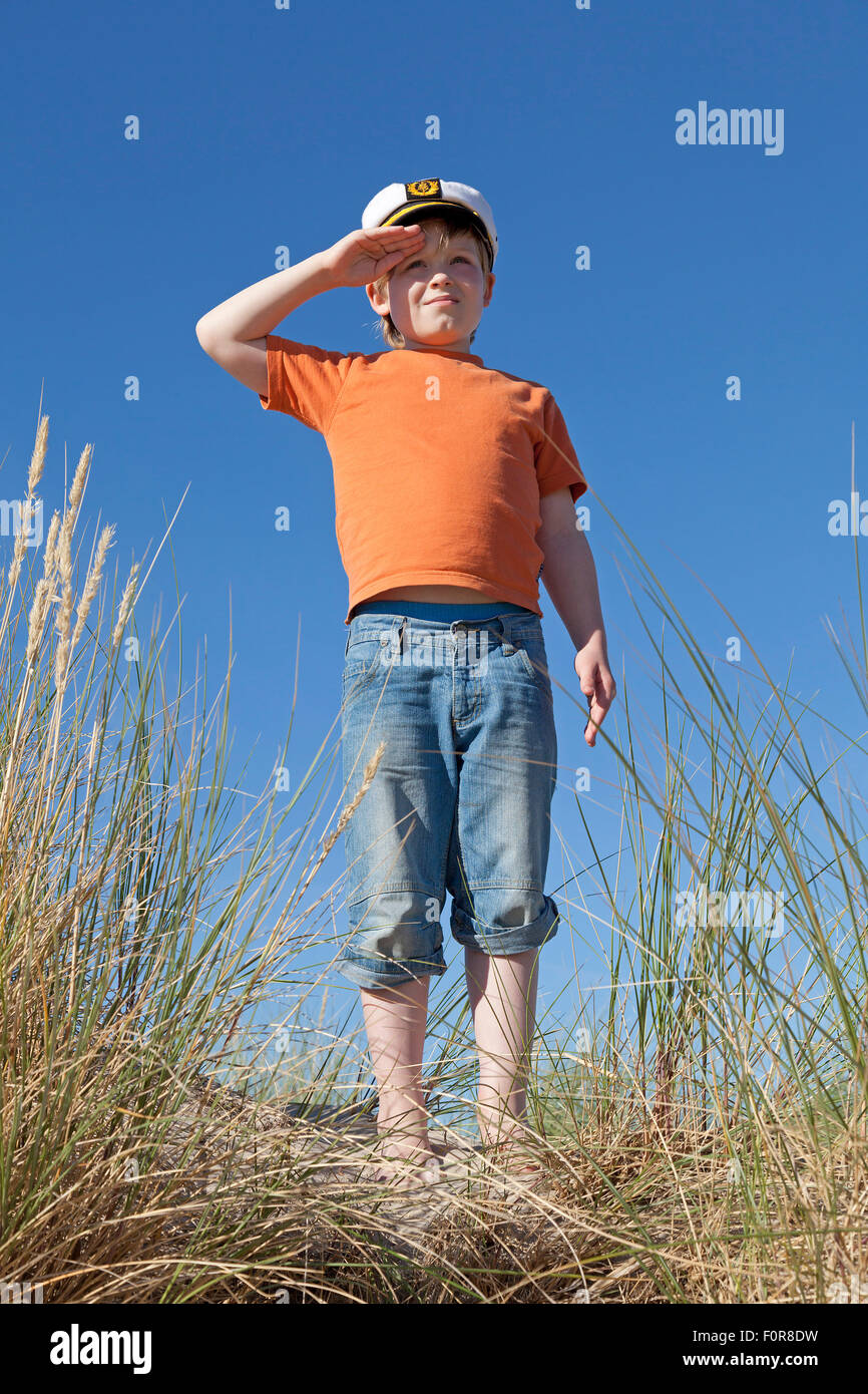 Jeune garçon saluant dans les dunes, Rostock, Rostock, Mecklembourg-Poméranie occidentale, Allemagne Banque D'Images