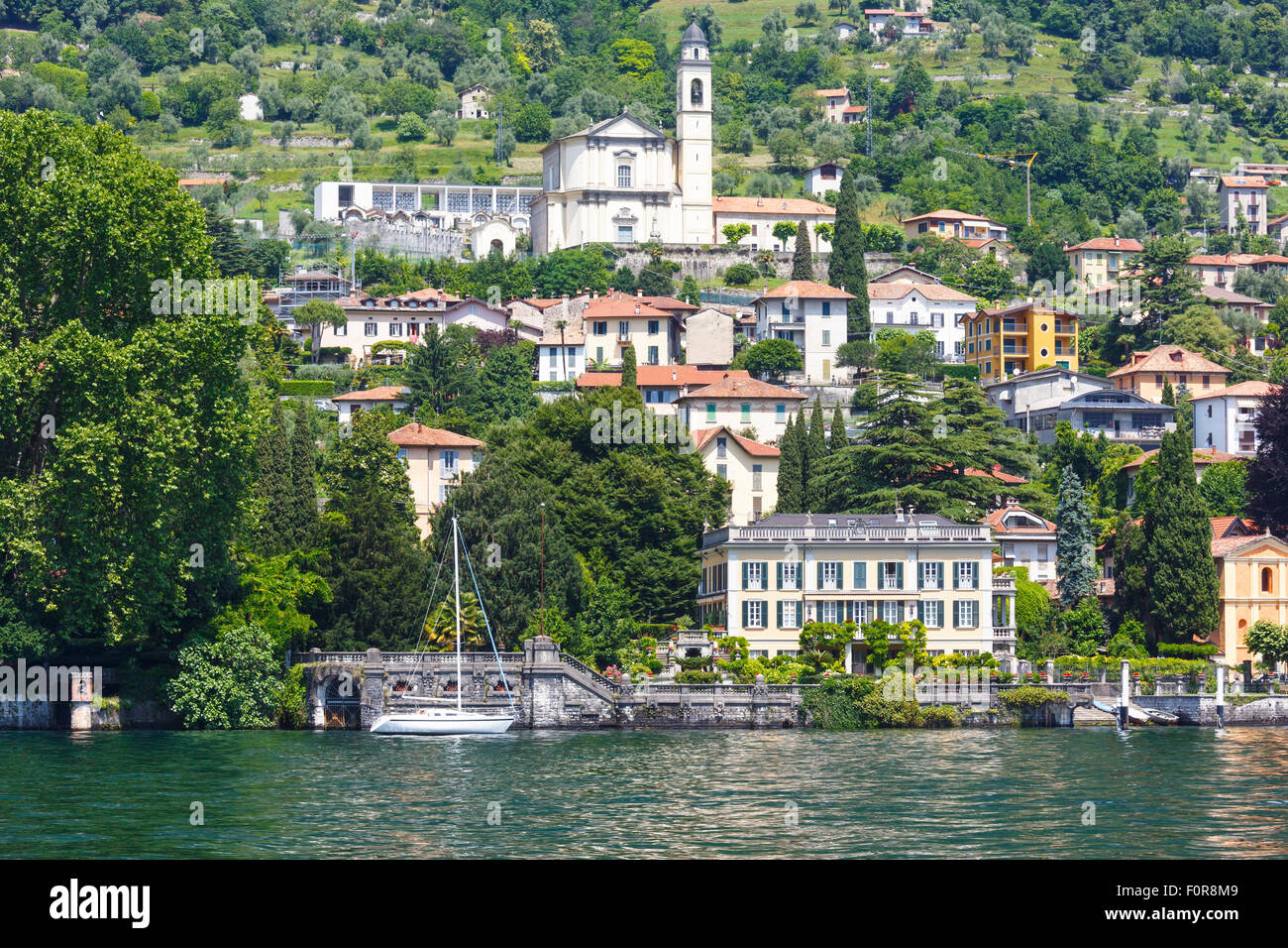 Le lac de Côme (Italie) Vue d'été à partir de la rive du navire Banque D'Images