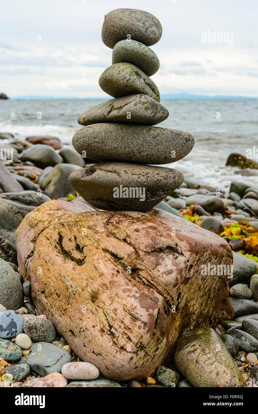 Pierres équilibré sur Claggain à Boulder Bay sur l'île d'Islay Ecosse Banque D'Images