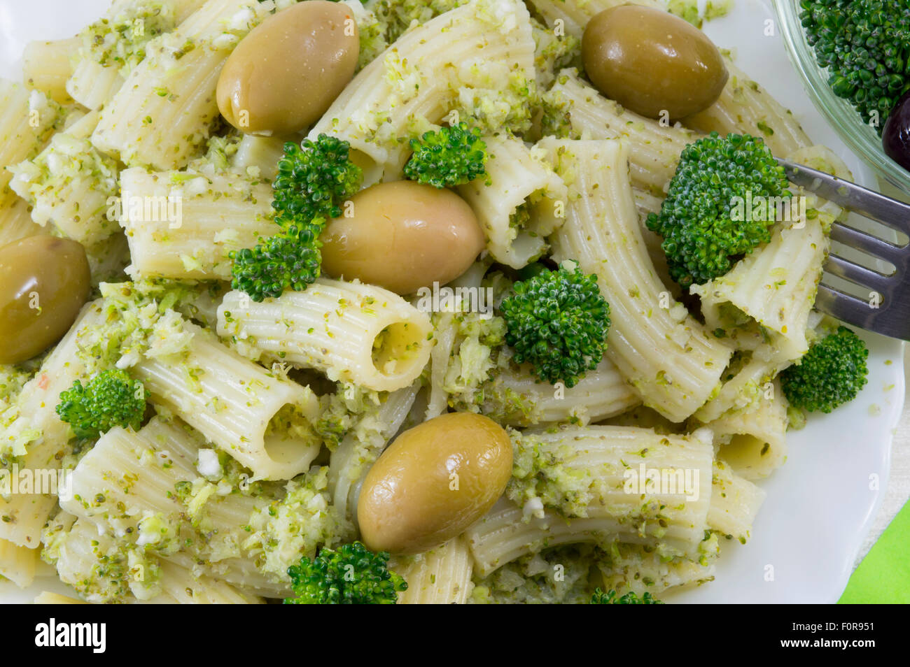 Pâtes aux brocolis et olives naturelles close up. Repas de pâtes en bonne santé Banque D'Images
