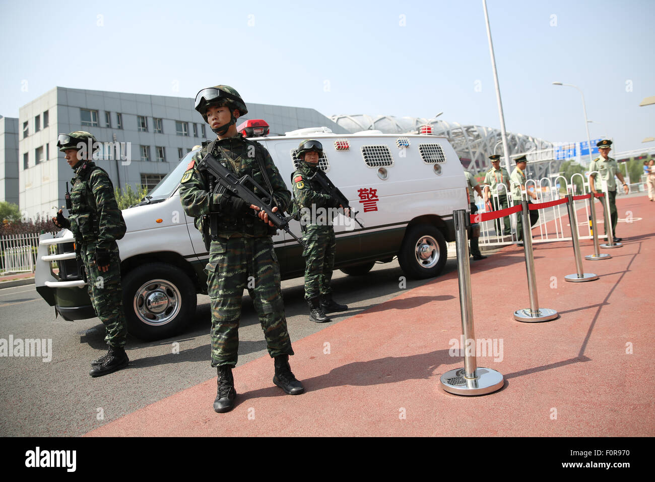 Beijing, Chine. 20e Août, 2015. Les membres de la Force de police armée du peuple (FCPA) montent la garde lors d'une répétition à l'extérieur du stade Nid d'oiseau à Beijing, Chine, 20 août, 2015. L'Association Internationale des Fédérations d'athlétisme (IAAF) Championnats du monde d'athlétisme se tiendra à Beijing du 22 au 30 août 2015. Foto : Christian Charisius/dpa/Alamy Live News Banque D'Images