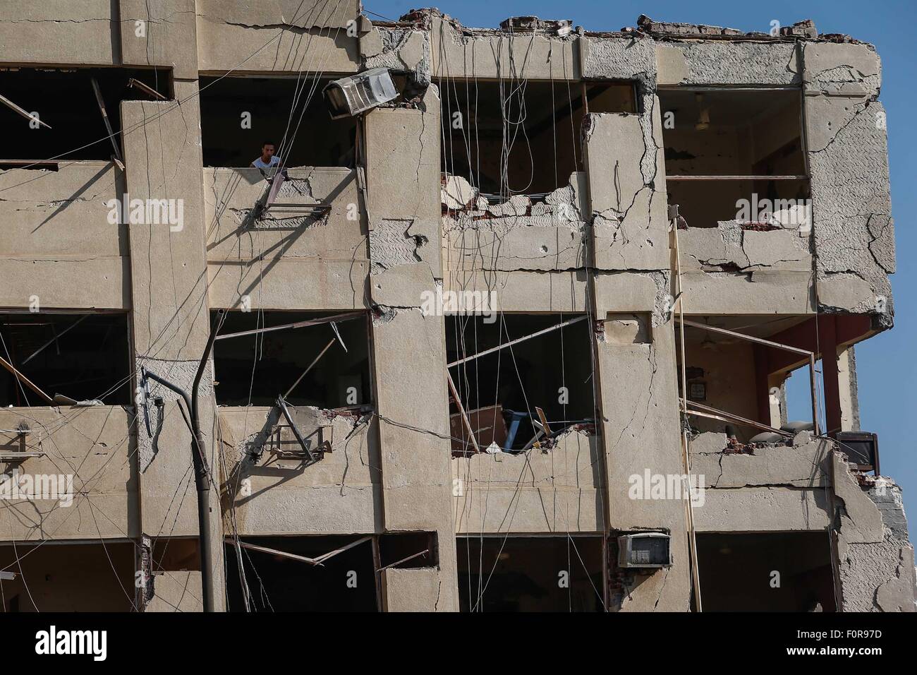 Le Caire, Égypte. 20e Août, 2015. Un homme inspecte le bâtiment endommagé la sécurité nationale après une explosion dans le quartier de Shubra El-Kheima, Qaliubiya, Gouvernorat de l'Égypte, le 20 août 2015. Au moins 29 personnes, dont six policiers, ont été blessés tôt jeudi dans une explosion qui visait un bâtiment de la sécurité nationale dans le gouvernorat de Qaliubiya, l'État égyptien plat rapporté. Credit : Cui Xinyu/Xinhua/Alamy Live News Banque D'Images