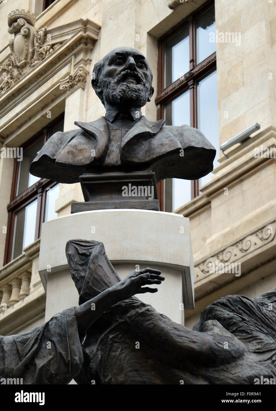 Détail d'une statue d'Eugeniu Carada, fondateur de la banque centrale roumaine Banque D'Images