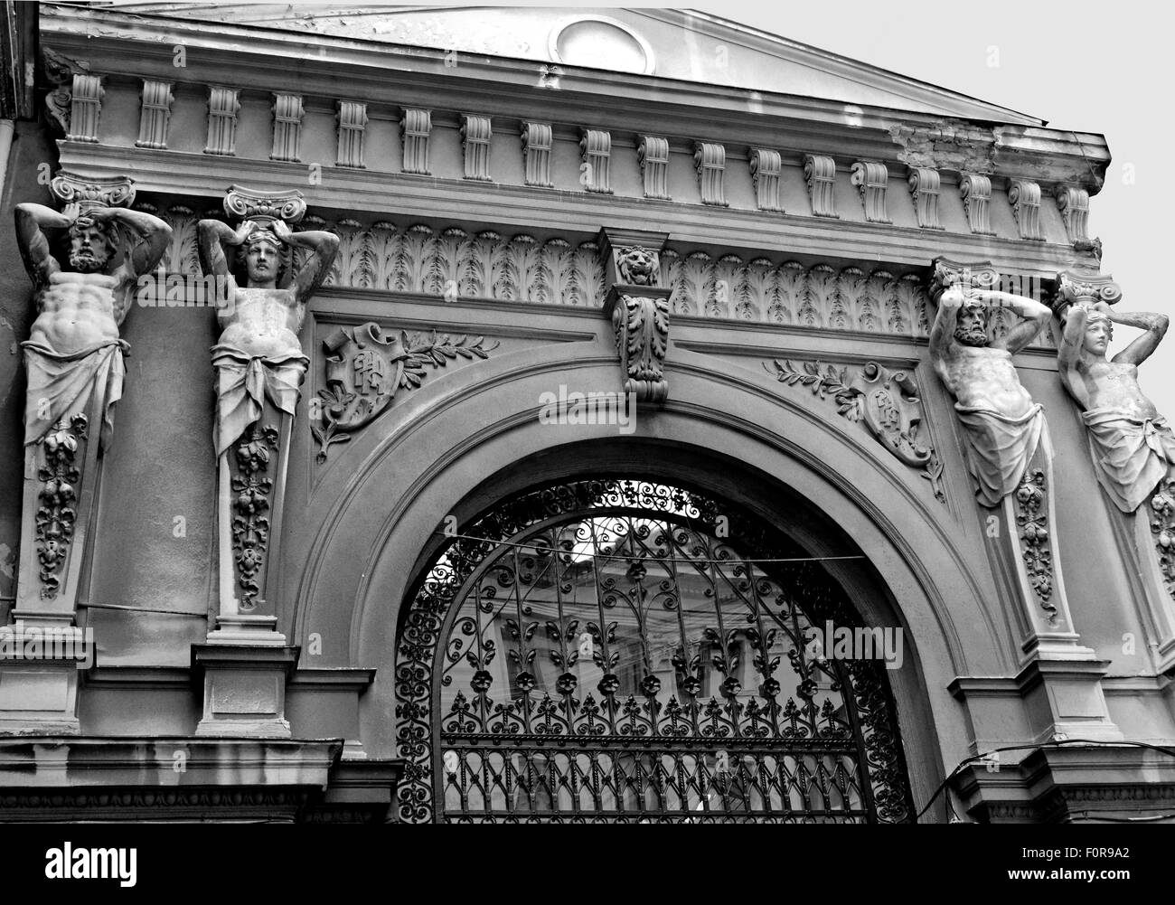 Entrée ornée au verre couverts Pasajul Macca-Vilacrosse arcade à Bucarest, Roumanie Banque D'Images