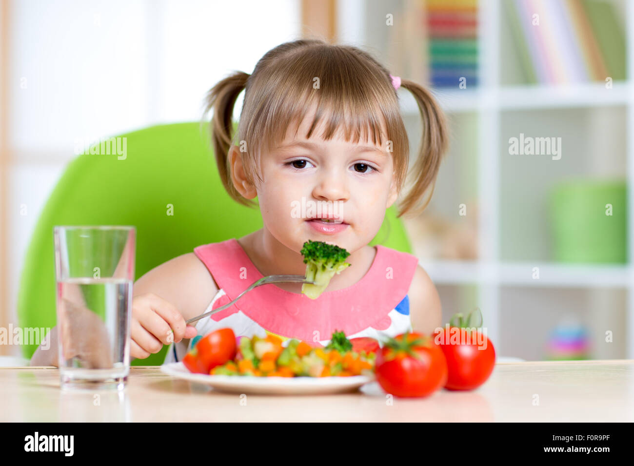 Consommer des aliments sains pour enfants en maternelle ou à la maison Banque D'Images