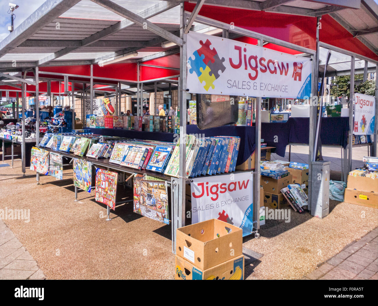 L'étal concessionnaire Jigsaw dans un marché de rue dans la région de Barnsley, dans le Yorkshire du Sud. Banque D'Images