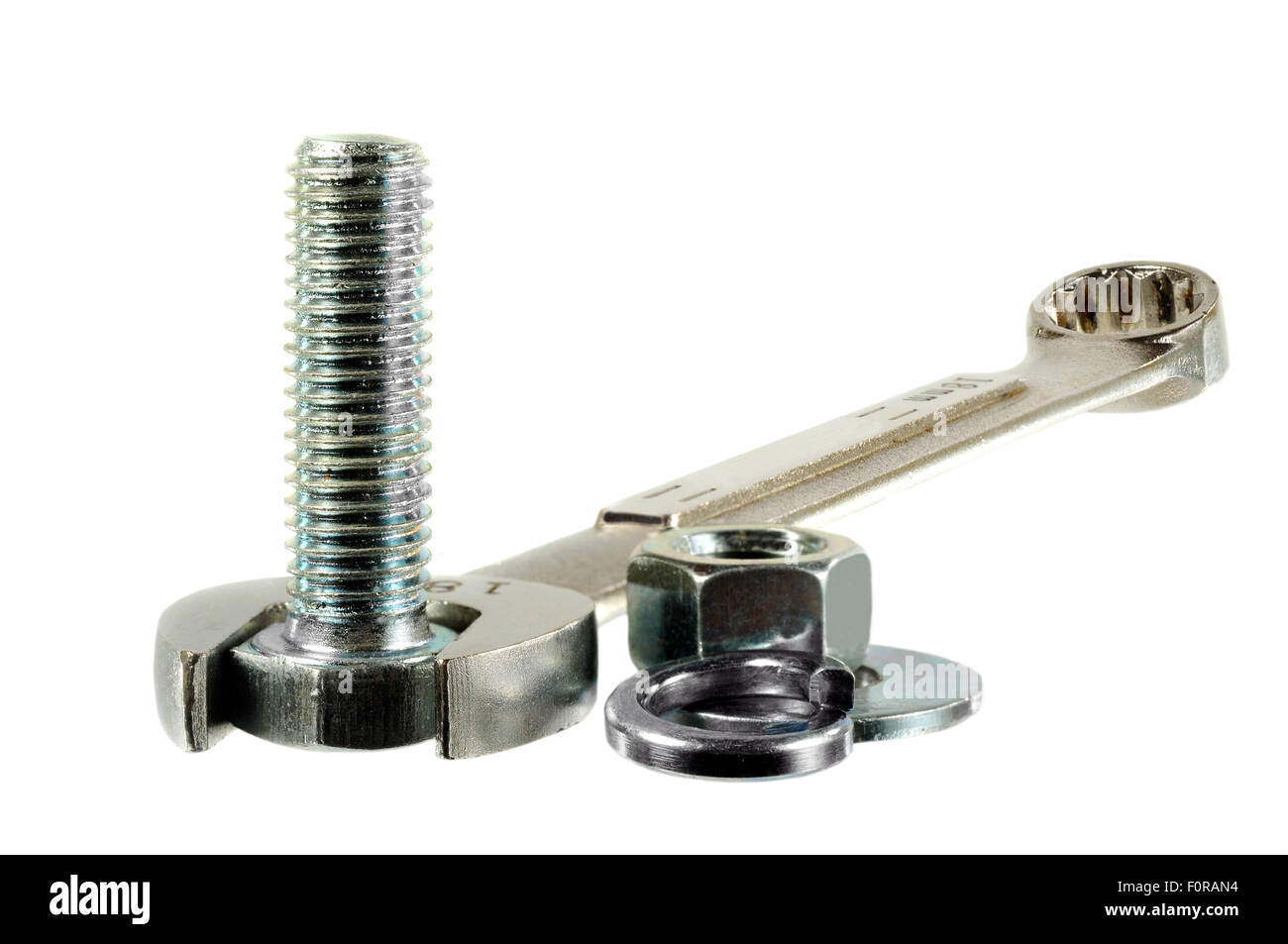 Plan macro sur une vis et une clé isolated on white Banque D'Images