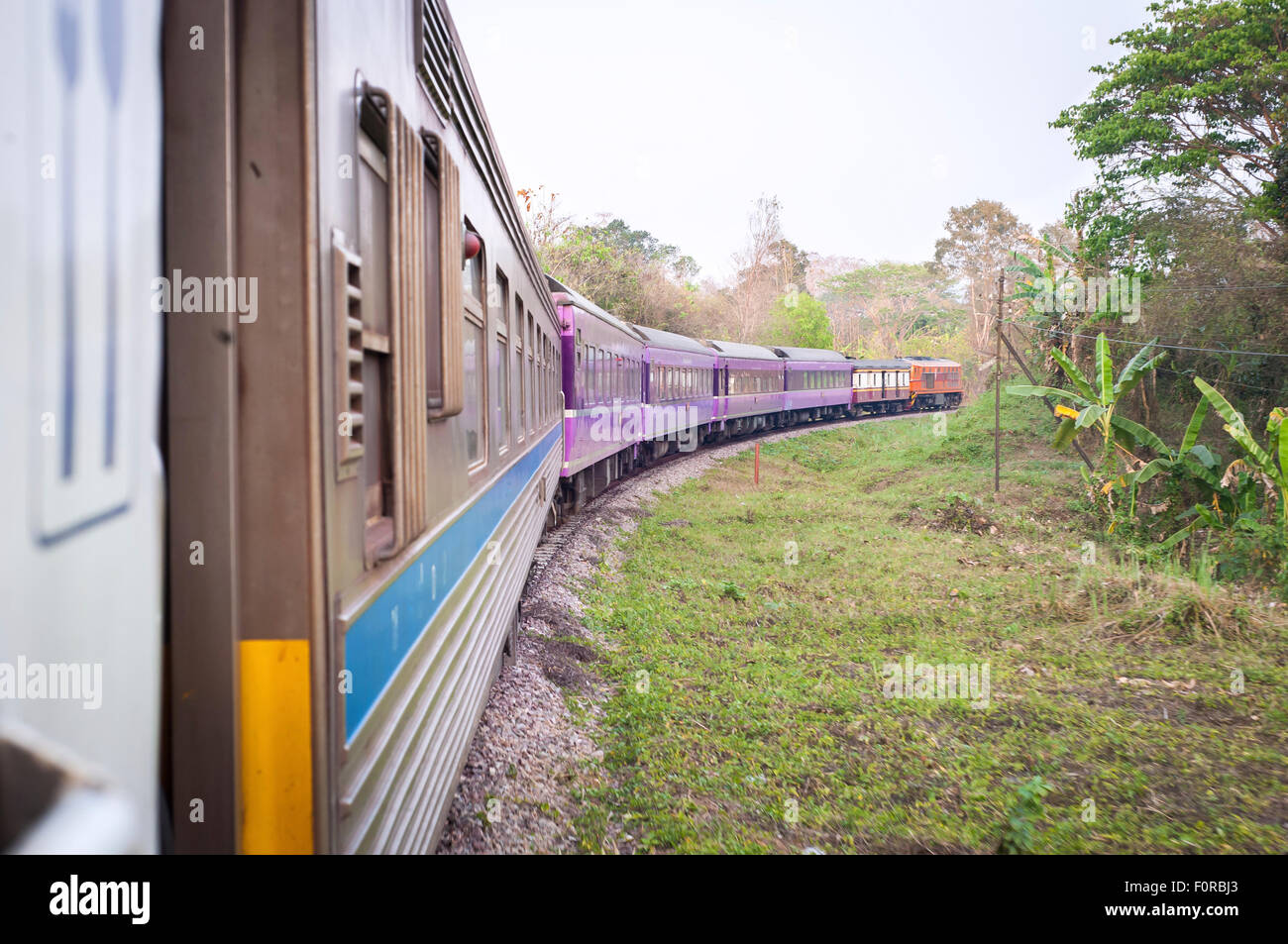 Train roulant à travers la campagne, Thaïlande Banque D'Images