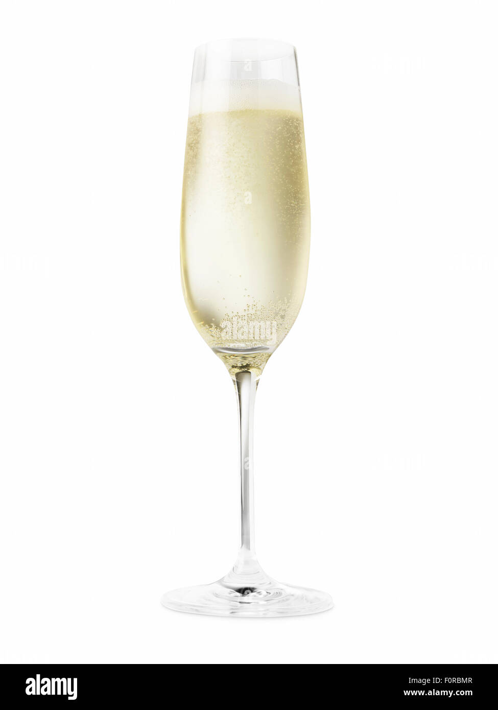 Prise d'un verre à champagne plein de champagne découper sur un fond blanc. La nature du liquide réfrigéré a donné à l'affiche Banque D'Images