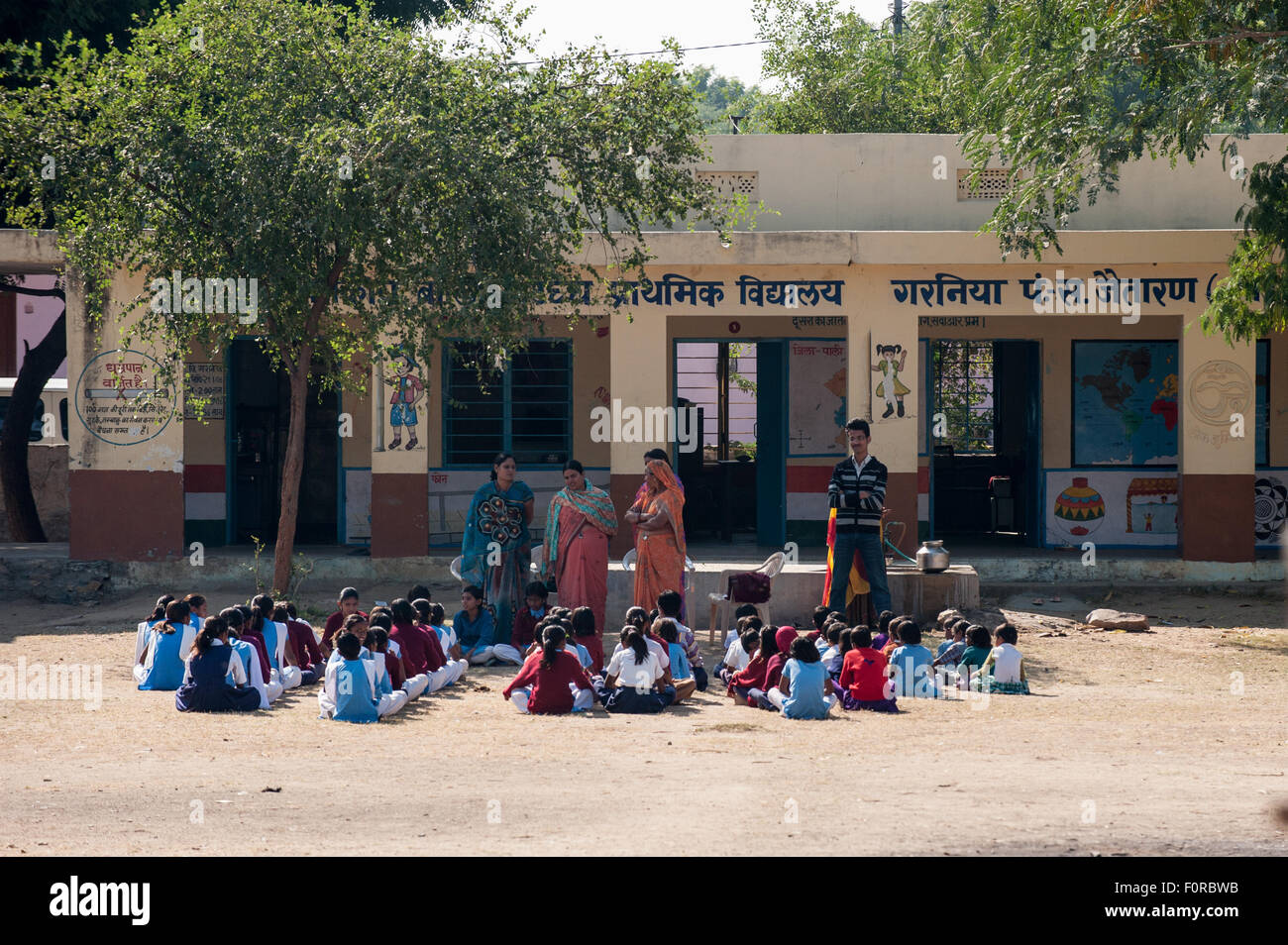 Le Rajasthan, Inde. Entre Jodhpur et Jaipur. L'école primaire avec les enfants et les enseignants ; leçon dehors sous un arbre. Banque D'Images