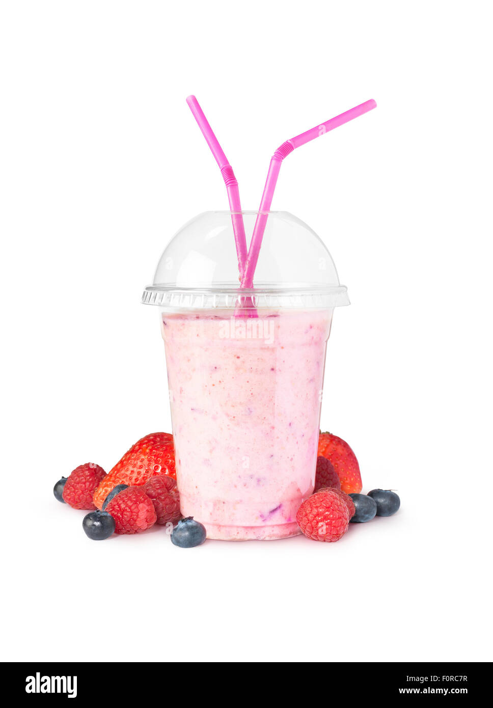 Tourné d'un smoothie en plastique tasse, isolé sur un fond blanc avec un tableau de fruits autour de la base. Banque D'Images