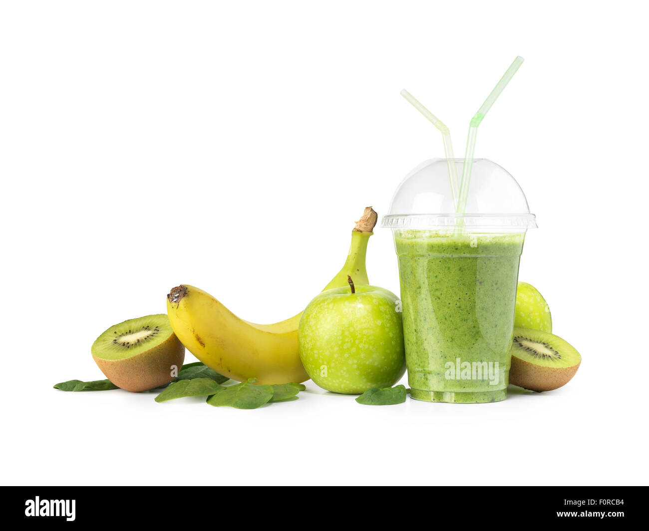 Tiré d'un smoothie vert coupé et isolé sur un fond blanc avec des fruits entiers et copiez l'espace. Banque D'Images