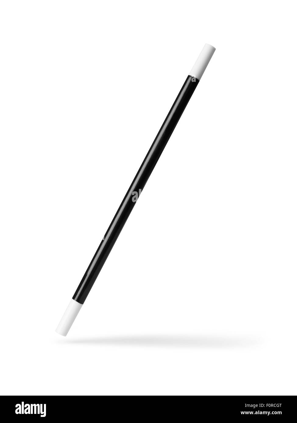 Coup de baguette magique en suspension dans l'air mince avec une ombre portée et chemin de détourage isolé sur un fond blanc. Banque D'Images