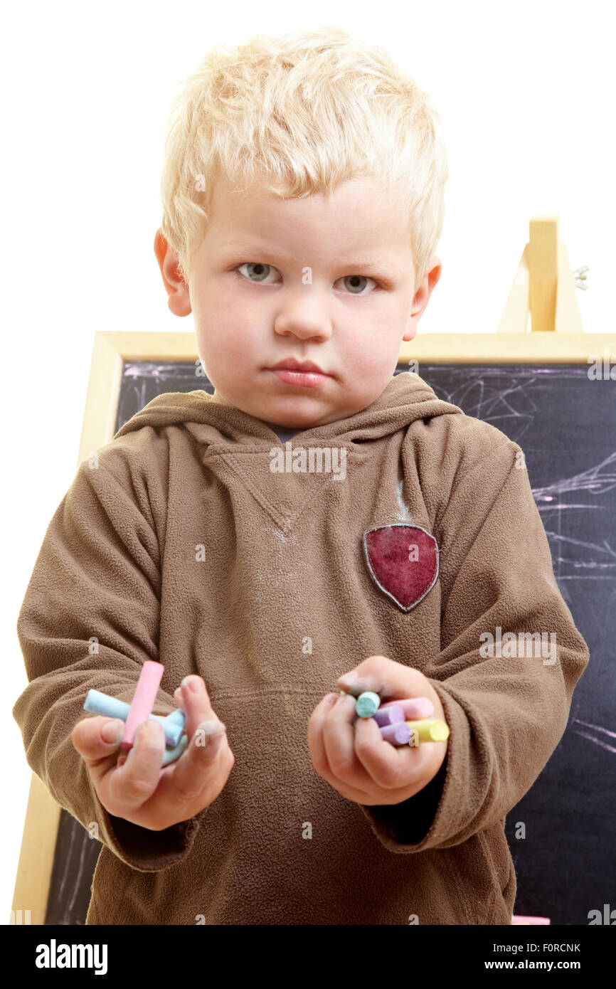 Boy holding craie dans ses mains Banque D'Images