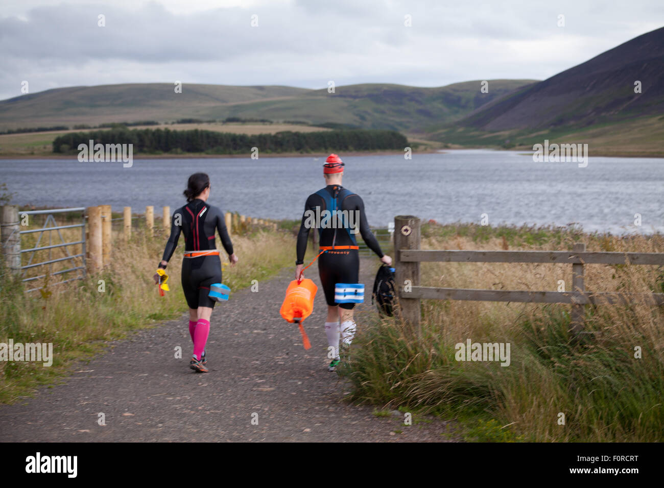 Réservoir d'Harlaw, parc régional Pentland Hills, Édimbourg, Écosse, Royaume-Uni. 20 août, 2015. La météo n'est pas typique pour l'été, 17°C. Par temps venteux et pluvieux après-midi groupe de nageurs se prépare à nager dans l'eau froide dans le réservoir Harlaw. L'endroit commence à être populaire pour les membres de la natation depuis les triathlètes Pentland a commencé à tenir des séances de formation. Credit : Joanna Tkaczuk/Alamy Live News Banque D'Images