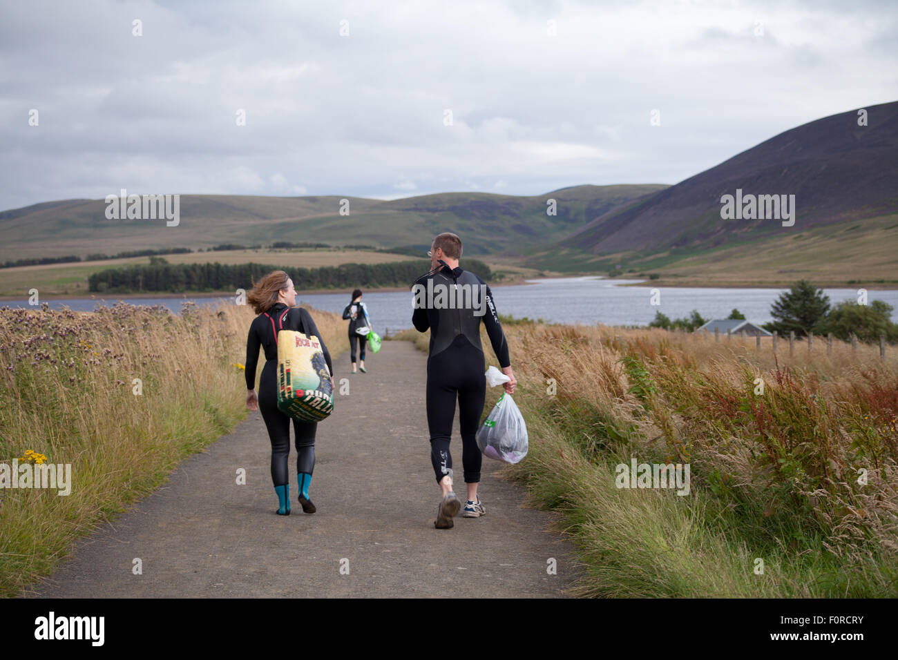 Réservoir d'Harlaw, parc régional Pentland Hills, Édimbourg, Écosse, Royaume-Uni. 20 août, 2015. La météo n'est pas typique pour l'été, 17°C. Par temps venteux et pluvieux après-midi groupe de nageurs se prépare à nager dans l'eau froide dans le réservoir Harlaw. L'endroit commence à être populaire pour les membres de la natation depuis les triathlètes Pentland a commencé à tenir des séances de formation. Credit : Joanna Tkaczuk/Alamy Live News Banque D'Images