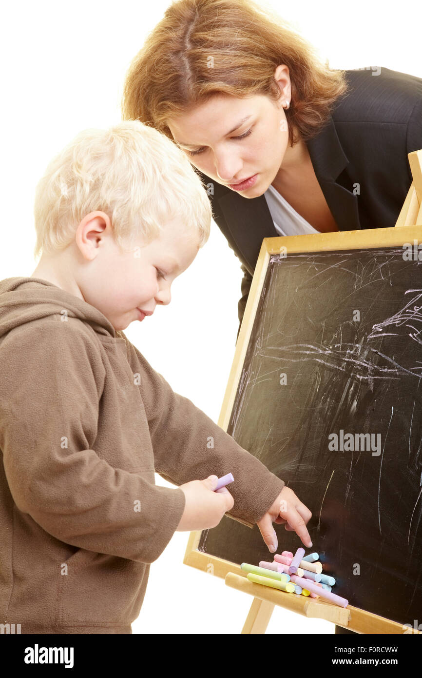 Dessin Garçon sur un tableau noir, l'observation de l'enseignant Banque D'Images