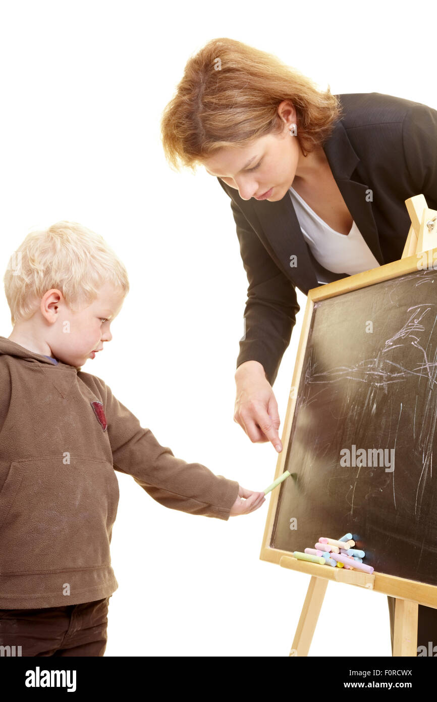 S'appuyant sur un tableau noir garçon Banque D'Images