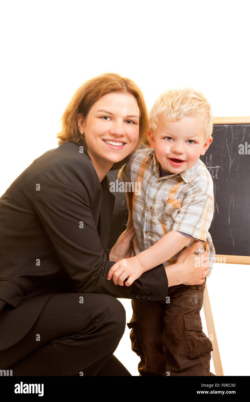 Heureuse mère et son fils devant un tableau noir Banque D'Images