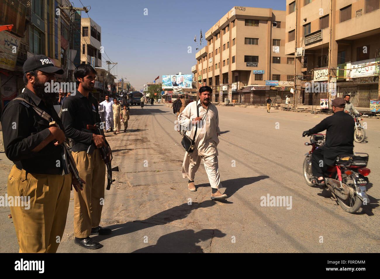 Quetta. 20e Août, 2015. Des policiers montent la garde sur une route en raison de l'alerte de sécurité dans le sud-ouest du Pakistan Quetta, 20 août 2015. © Asad/Xinhua/Alamy Live News Banque D'Images