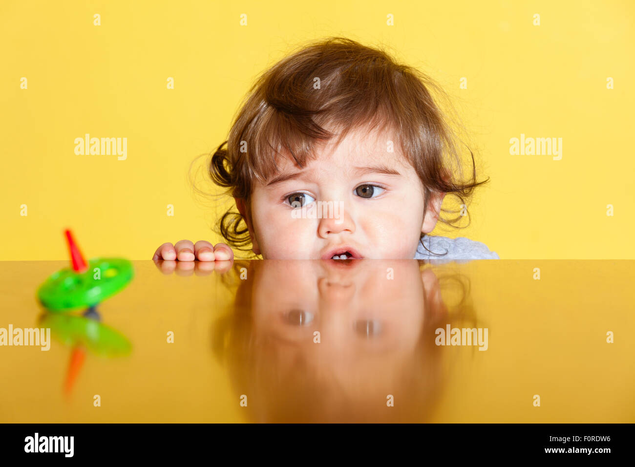 Portrait of cute baby boy en chambre, close-up Banque D'Images