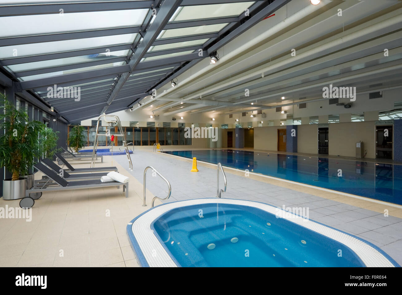 Une piscine extérieure et d''une chaise longue avec des serviettes dans l'intérieur du centre de loisirs de l'hôtel Banque D'Images
