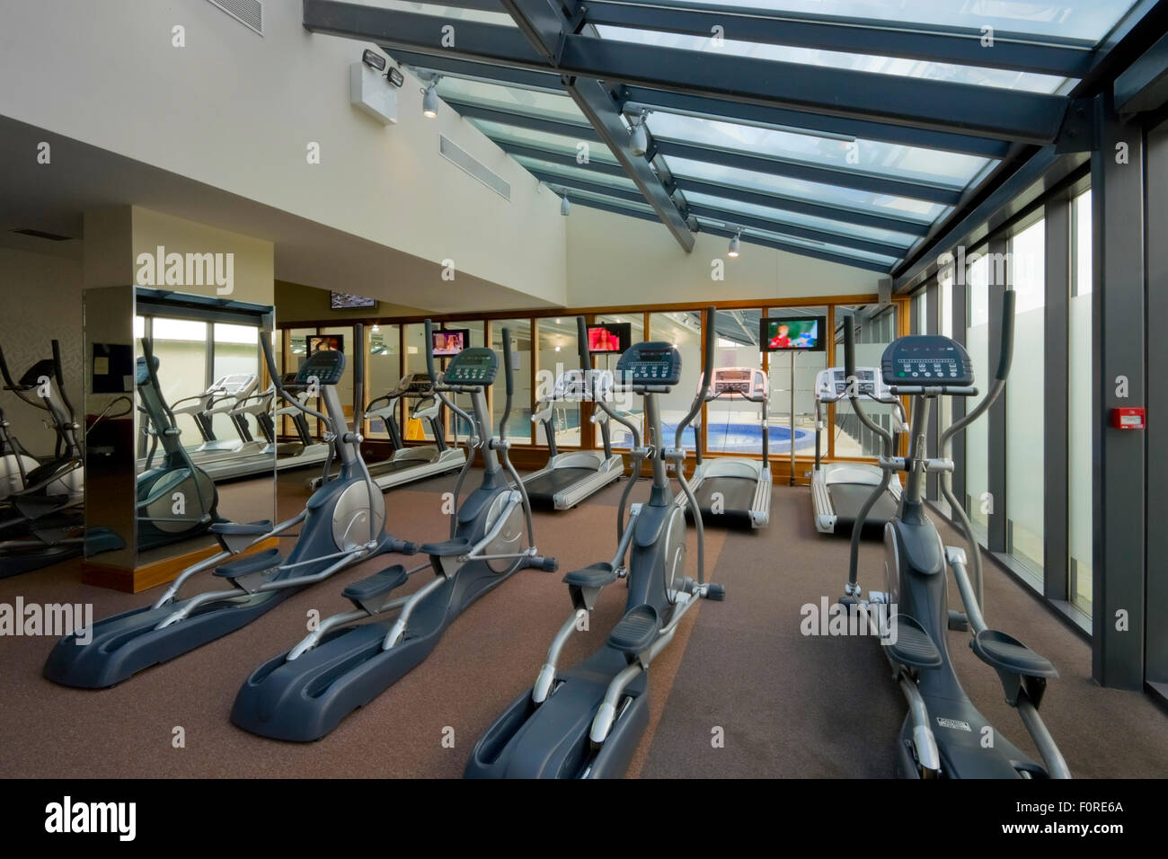 L'intérieur de sport avec de l'équipement et de ligne de simulateurs de jogging Banque D'Images