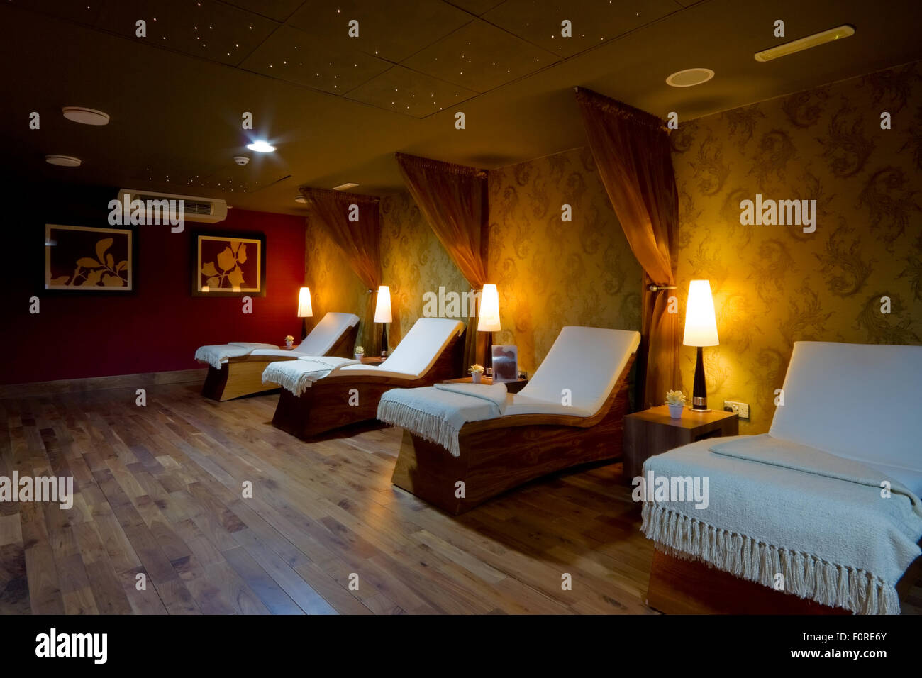 Salle de bain spa intérieur et de rangée de lits en bois avec des serviettes blanches Banque D'Images