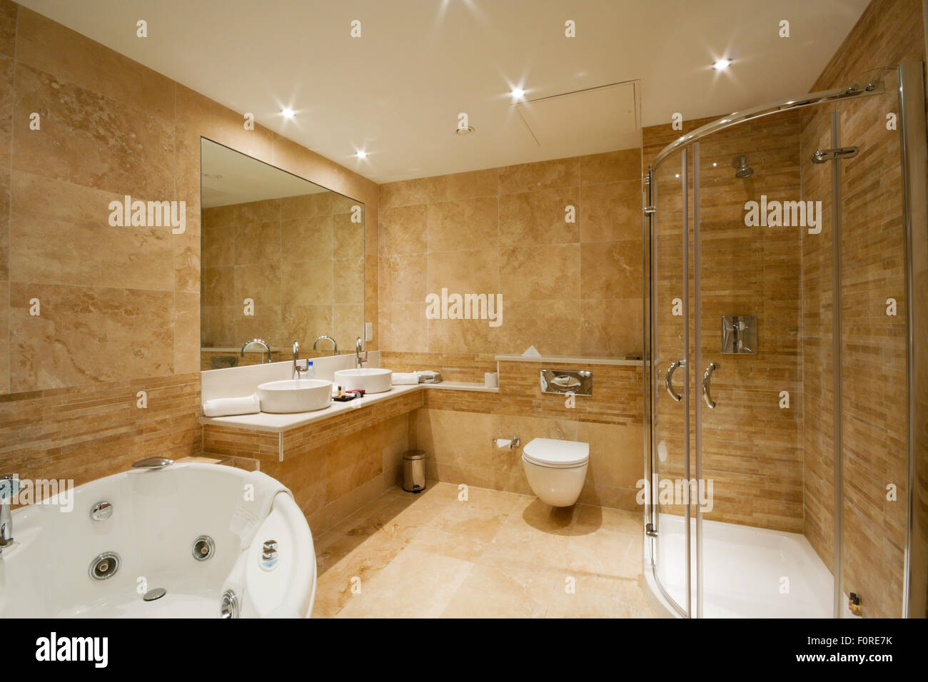 Intérieur salle de bains moderne avec du carrelage en marbre et miroir Banque D'Images