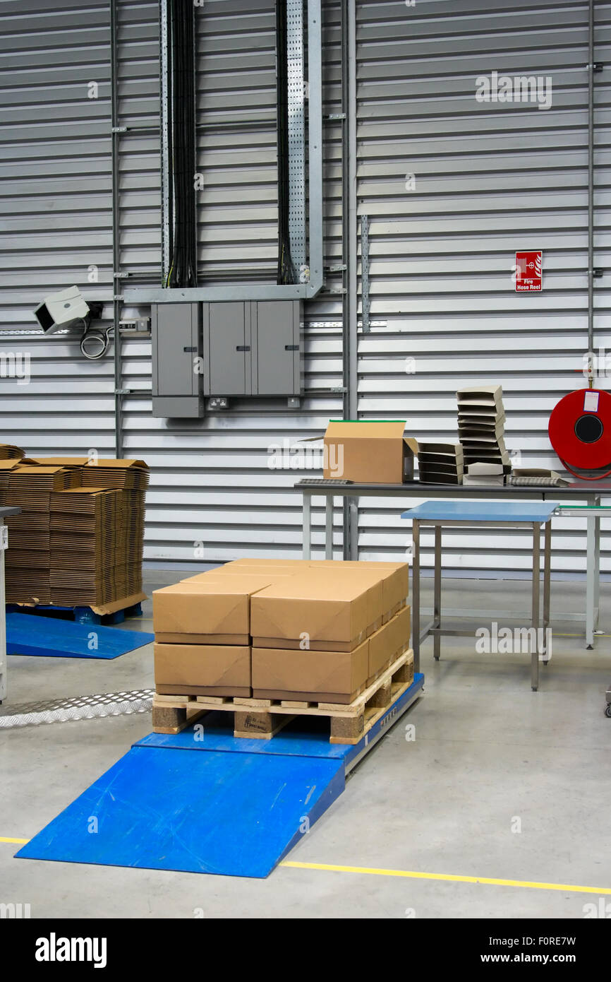 Entrepôt industriel intérieur et de palettes avec les boîtes de carton Banque D'Images