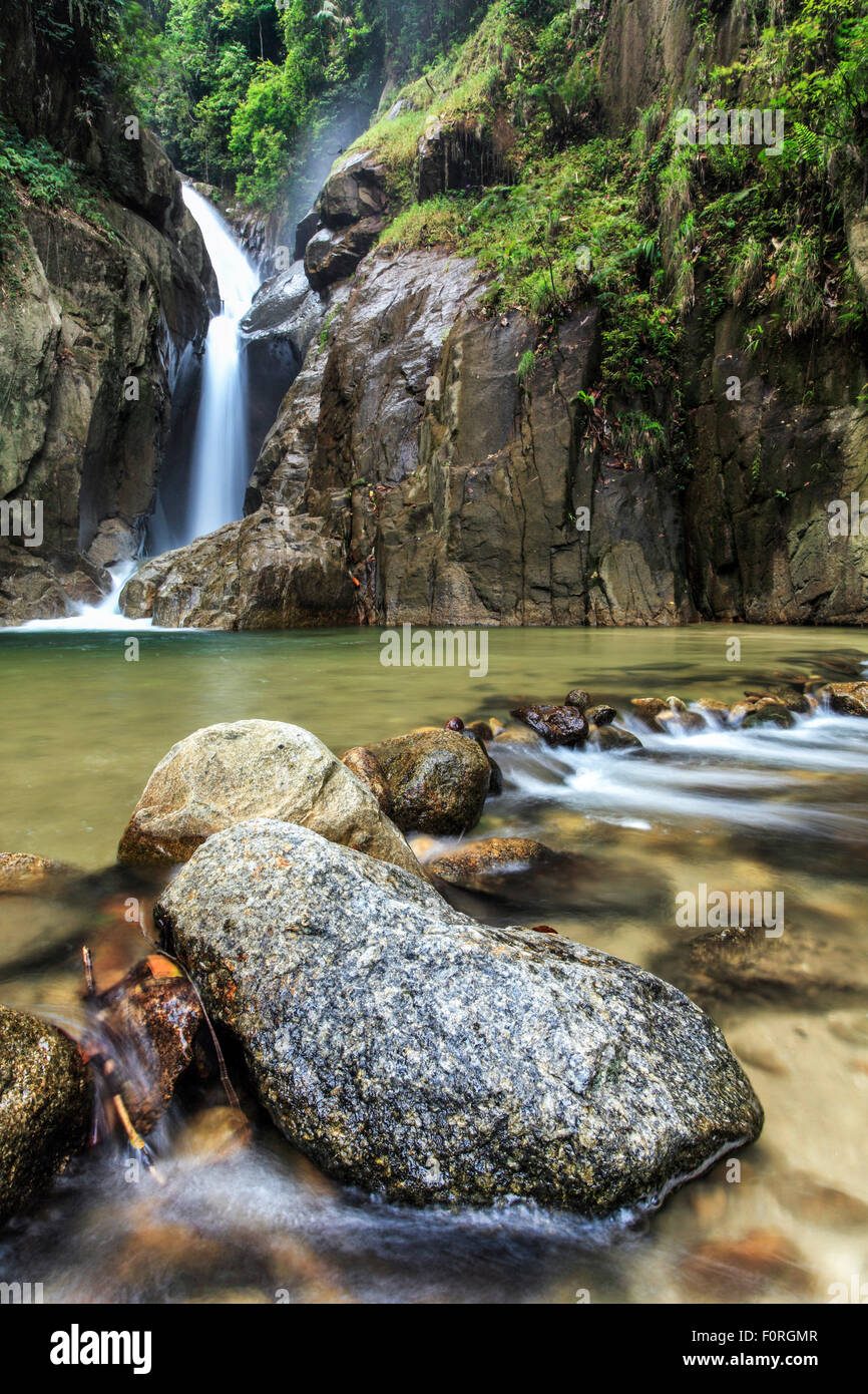 Les cascades de la rivière paralysant, Kuala Kubu Baru, la Malaisie. Banque D'Images