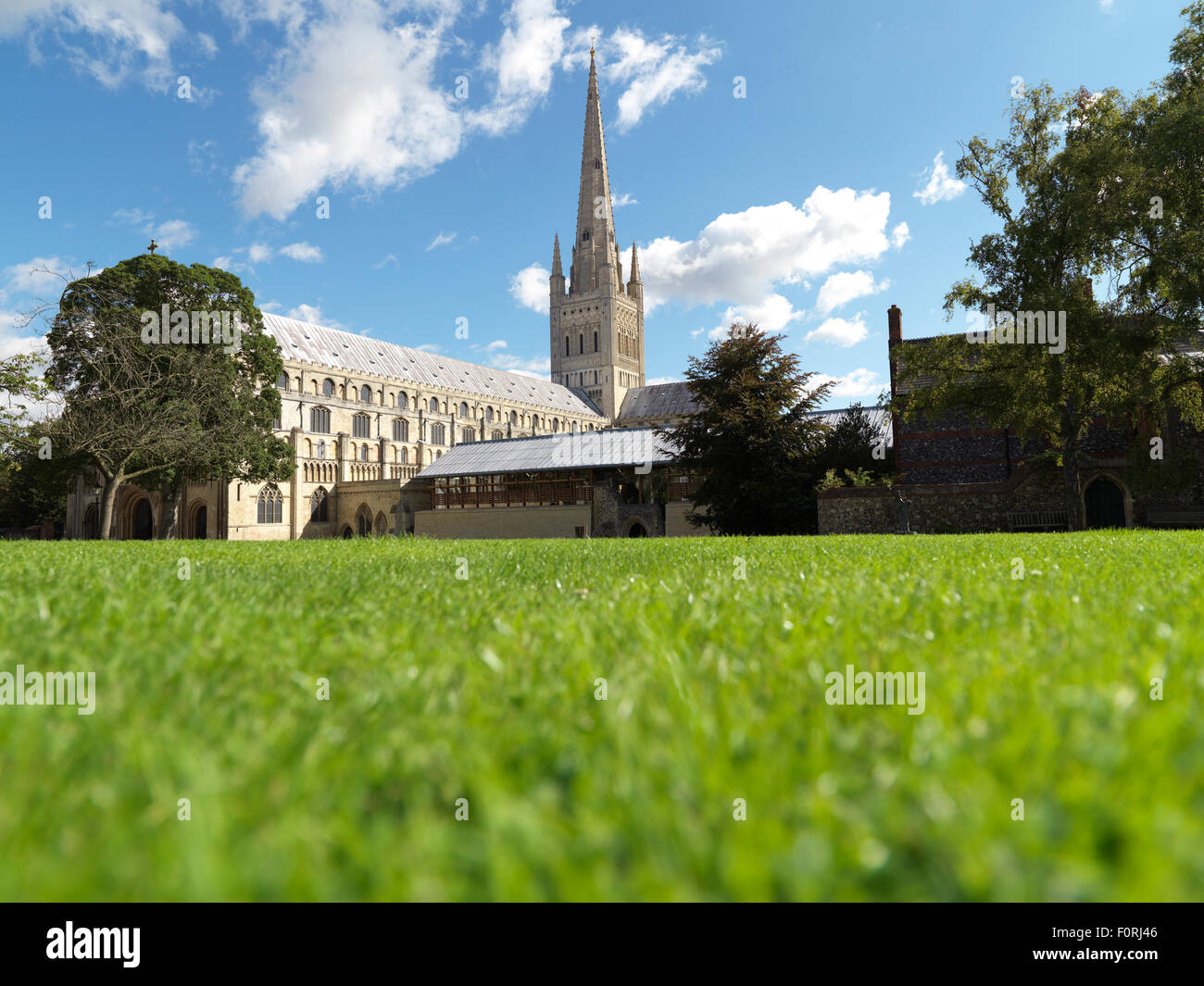 Shot de cathédrale sur un anglais parfait summers day avec copie espace en premier plan Banque D'Images