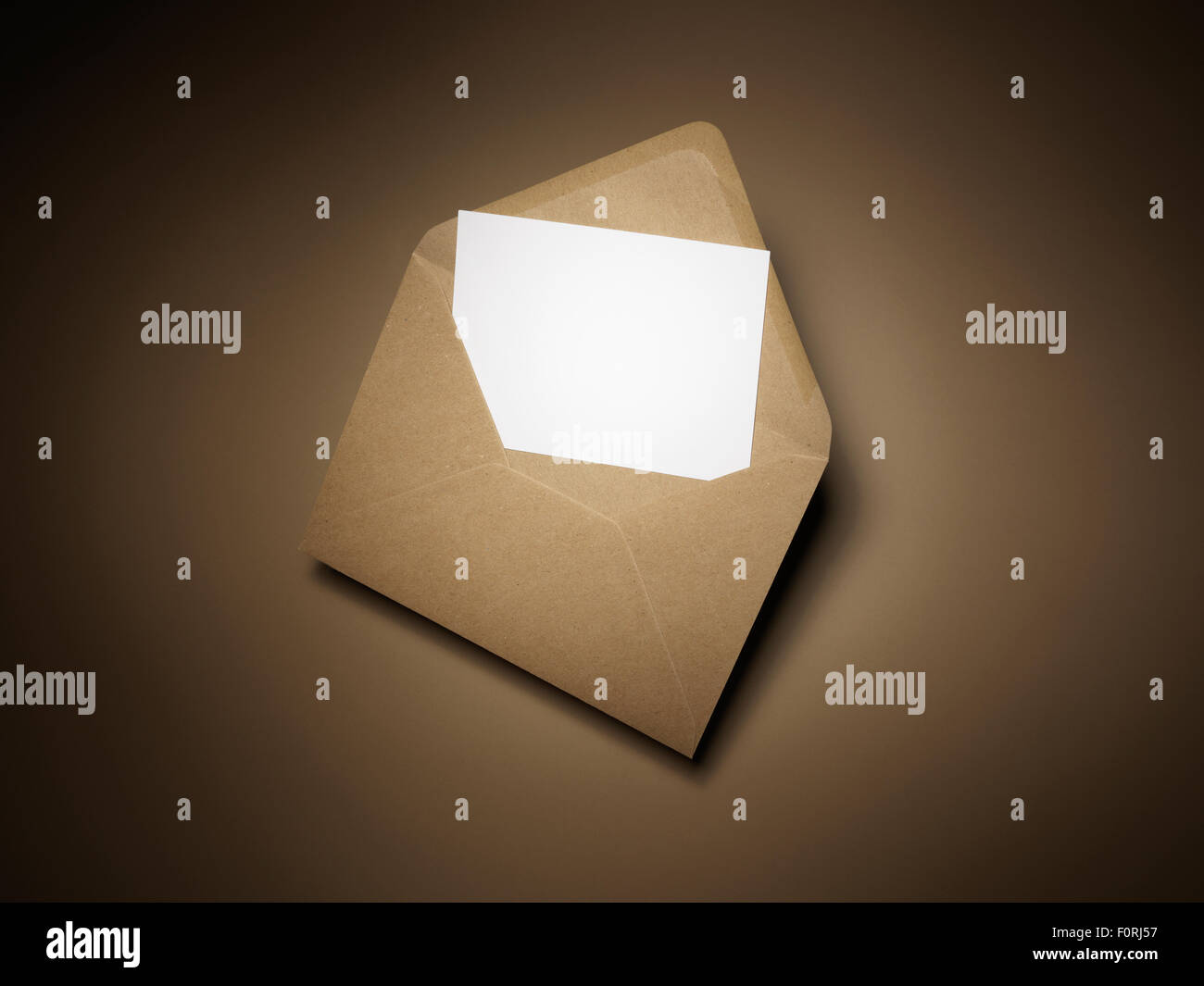 Tiré d'un morceau de papier dans une enveloppe brune, qui semble être une invitation ou autres brève communication, with copy space Banque D'Images