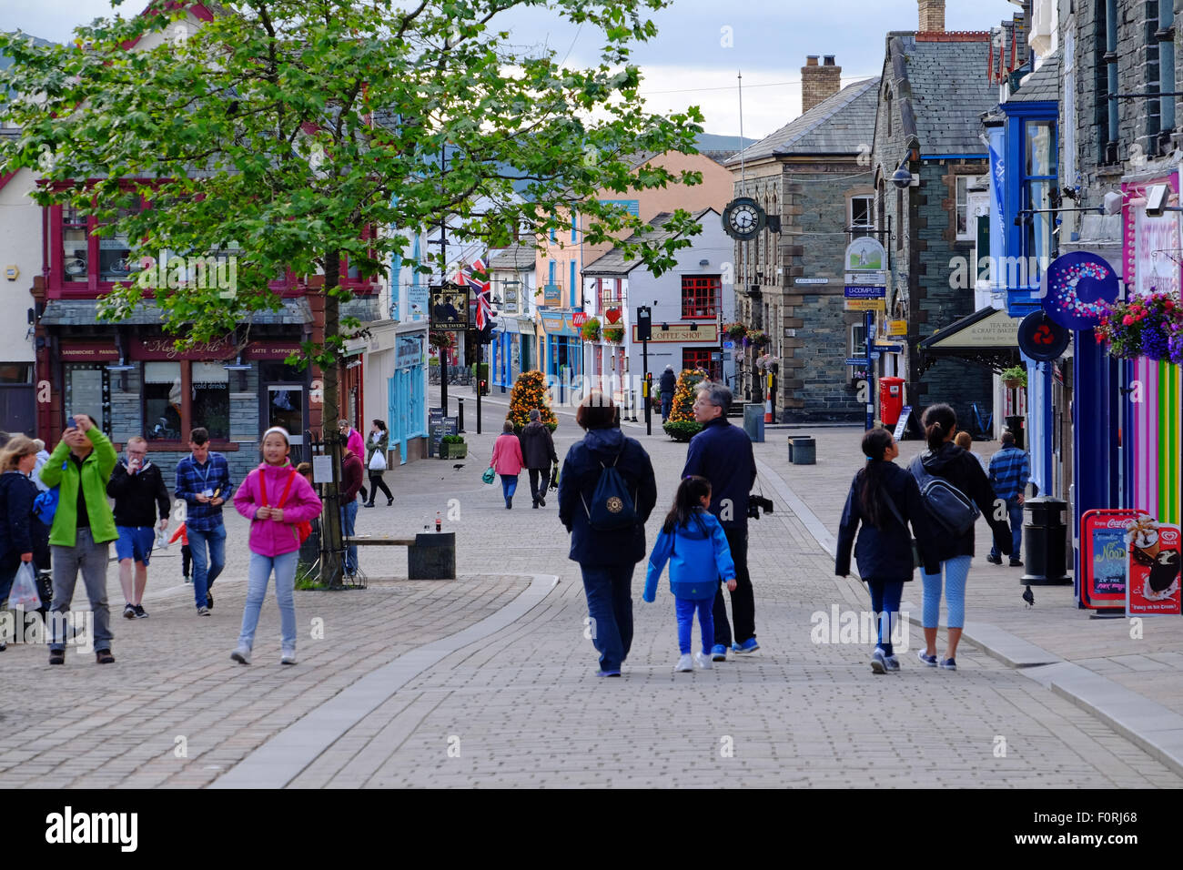 Les touristes dans le centre-ville de Keswick, Cumbria UK Banque D'Images