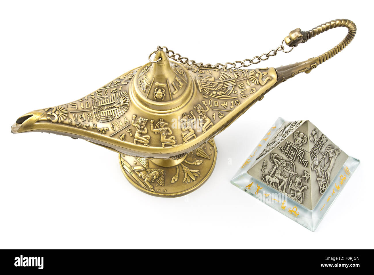 Genie magique et lampe pyramide laiton isolated on white Banque D'Images