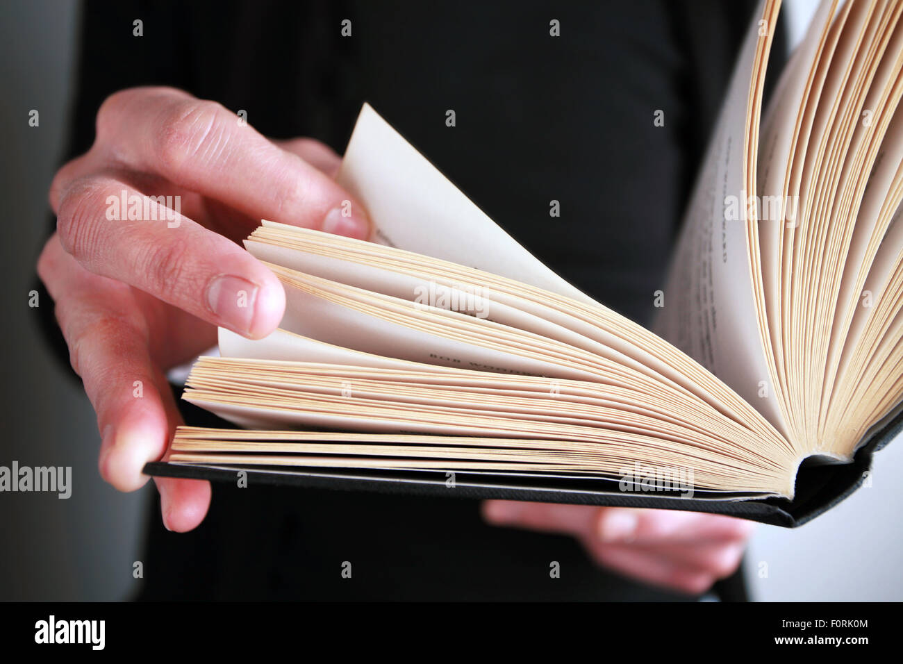 Close up photo de personne qui lit avec une faible profondeur de champ Banque D'Images