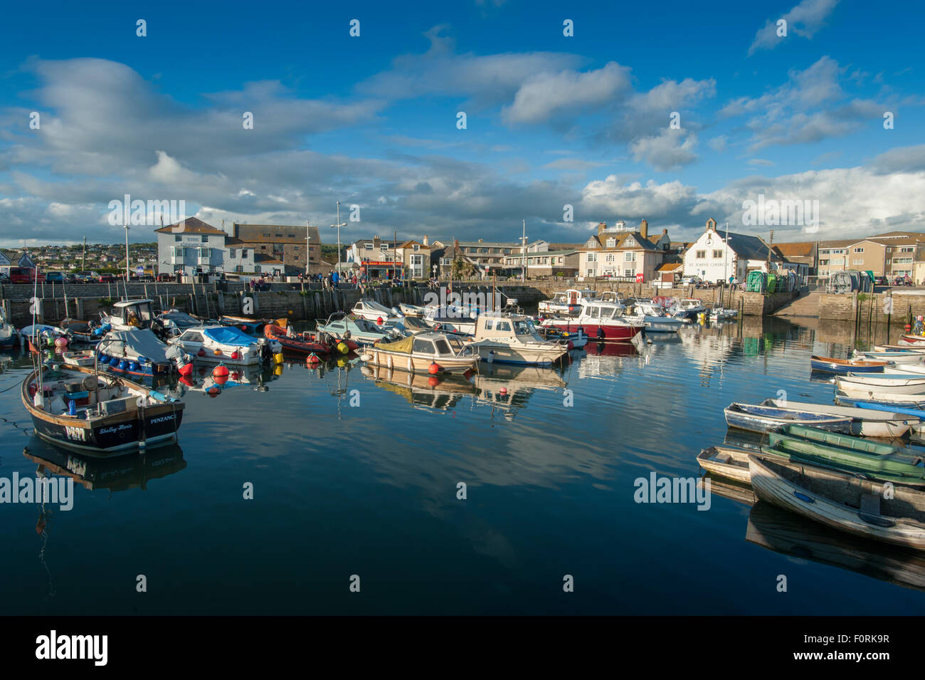 Le port de West Bay, à proximité de la ville de Tacloban, dans le Dorset, Angleterre, Royaume-Uni. Banque D'Images