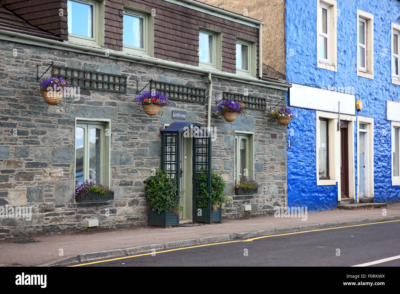 De jolies maisons dans la côte ouest de l'Écosse village De Tarbert sur le Loch Fyne. Banque D'Images