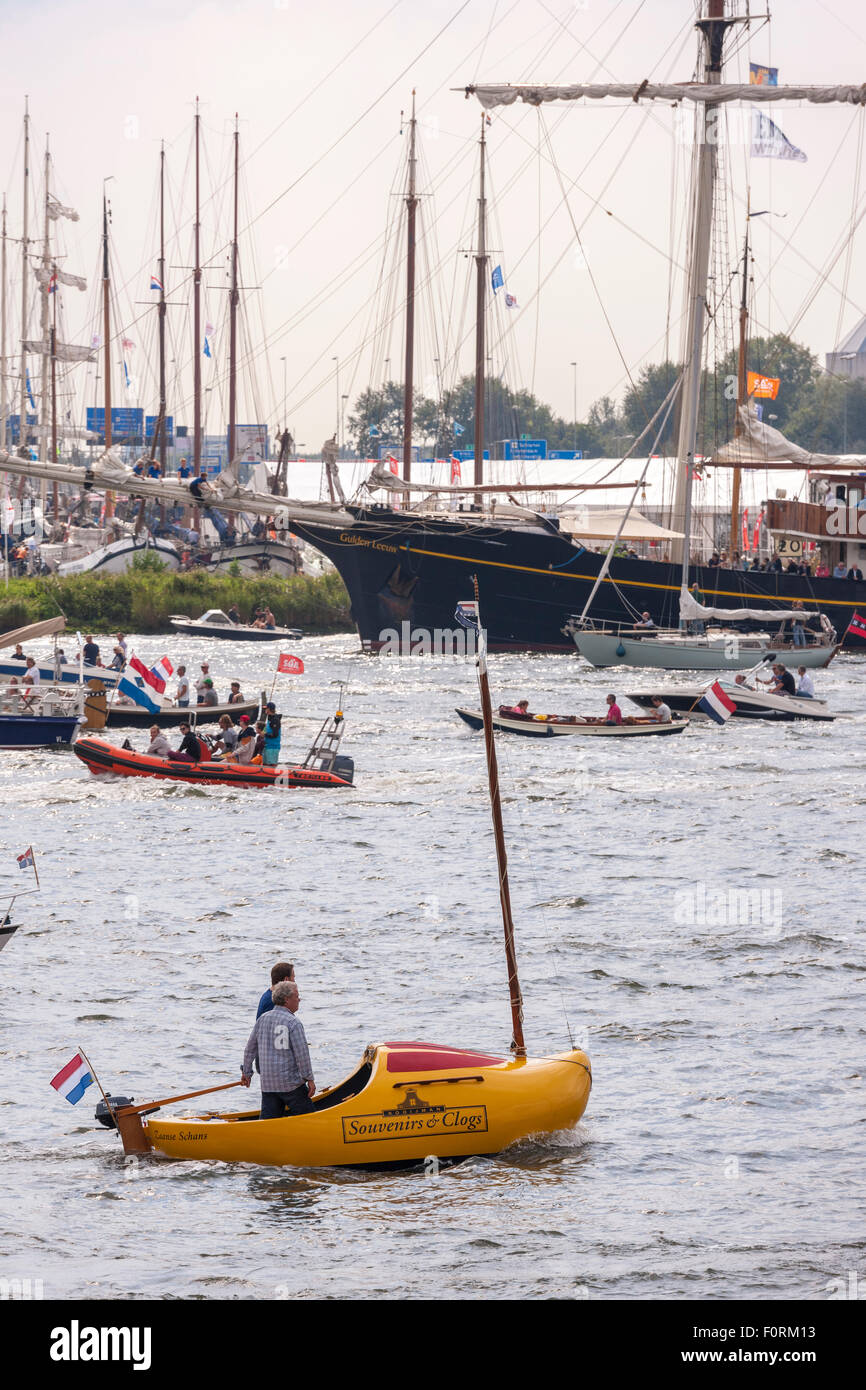 Un petit voilier sous la forme d'un sabot traditionnel néerlandais au cours de voile 2015 Amsterdam Banque D'Images