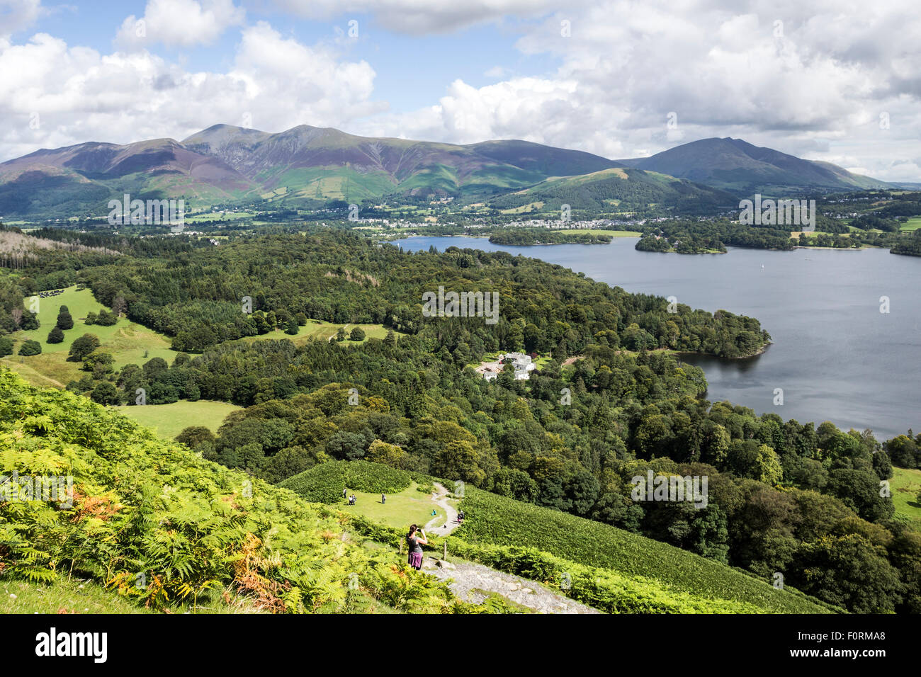 Skiddaw et Blencathra de l'abaisse de pentes Catbells, Lake District, Cumbria UK Banque D'Images