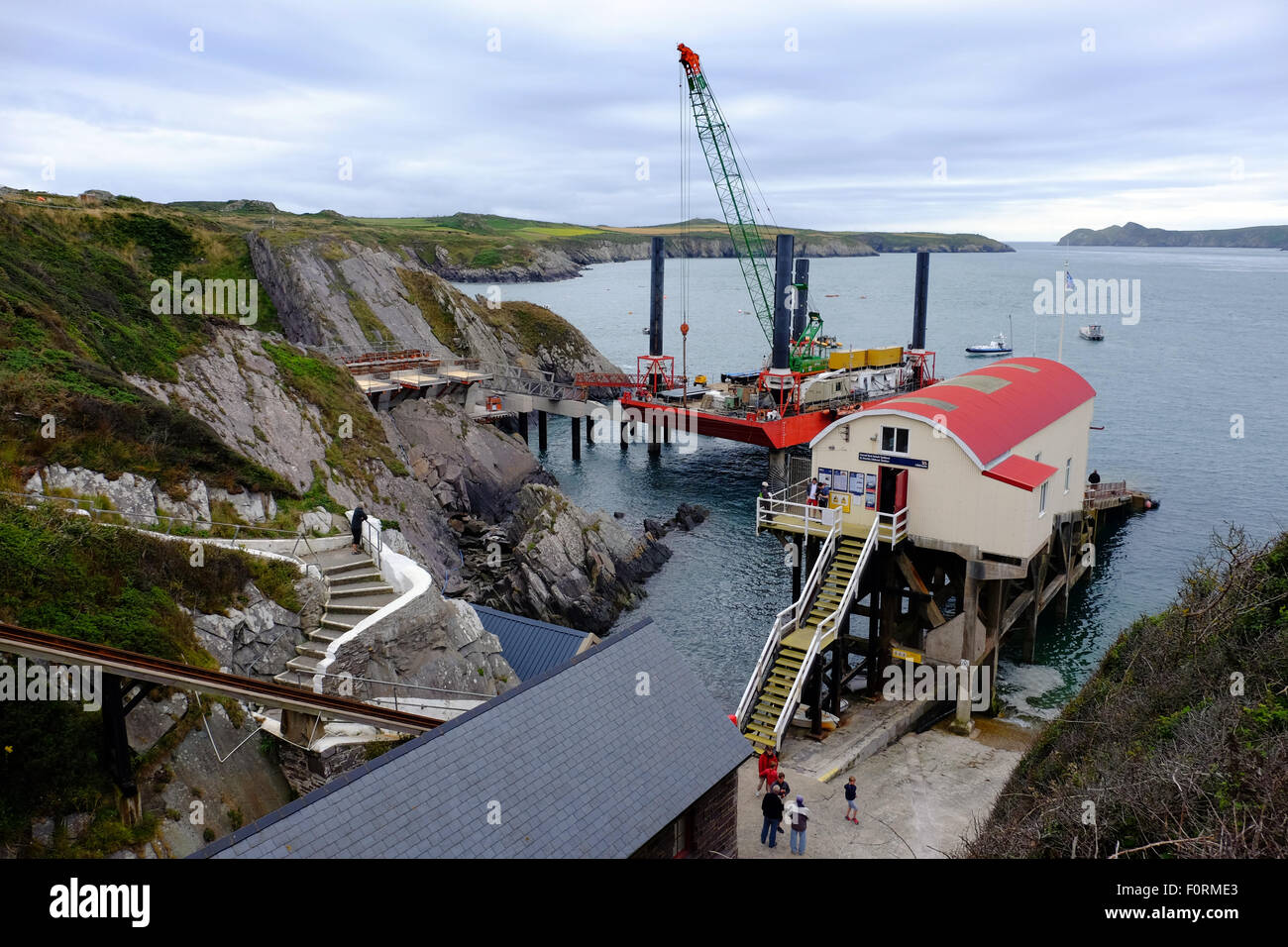 La construction de la nouvelle station de sauvetage à St Justinians sur la côte de Pembrokeshire avec l'ancienne gare de son droit Banque D'Images