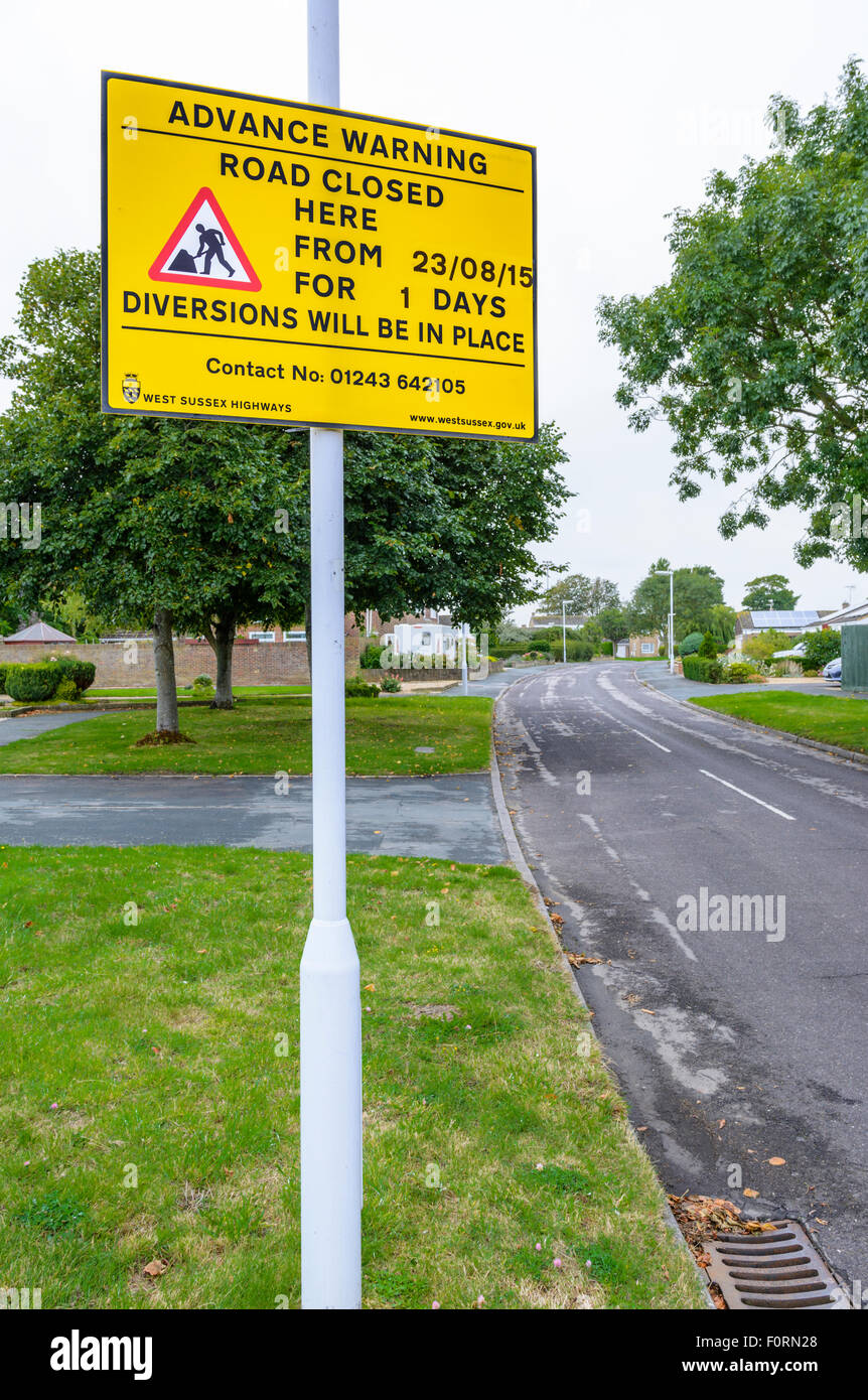 Recherche avancée panneau d'avertissement de fermeture de route sur une route dans le Royaume-Uni. Banque D'Images