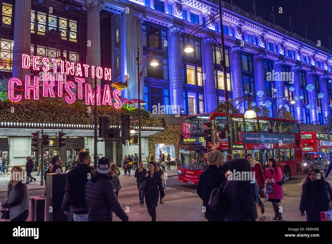 Selfridges grand magasin à l'heure de Noël sur Oxford St à Londres, occupé avec les acheteurs de Noël, Londres, Royaume-Uni Banque D'Images