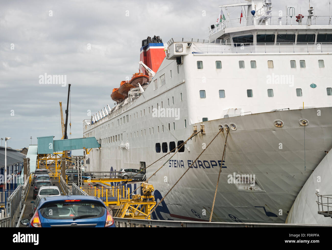 Voitures à bord du MS Europe Stena ferry de Fishguard à Rosslare cap Banque D'Images