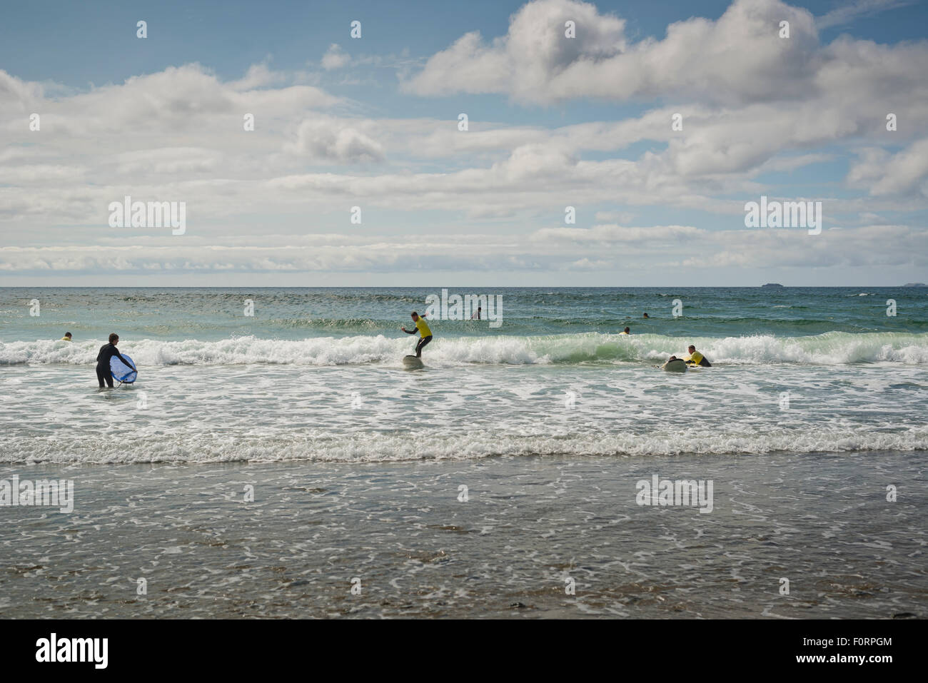 Surfeurs de Carrowniskey Strand beach, Kenmare, Comté de Mayo, Irlande Banque D'Images