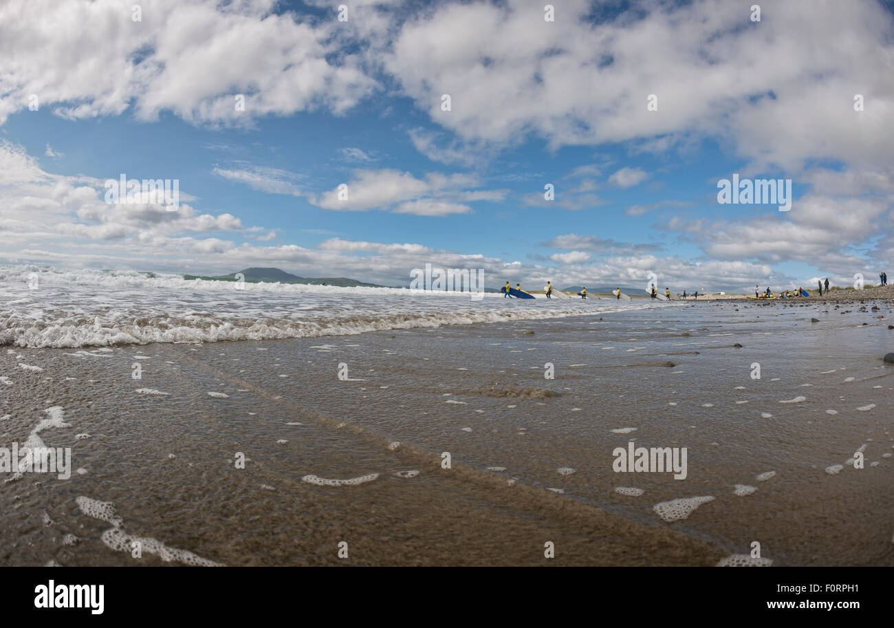 Surfeurs de Carrowniskey Strand beach, Kenmare, Comté de Mayo, Irlande Banque D'Images