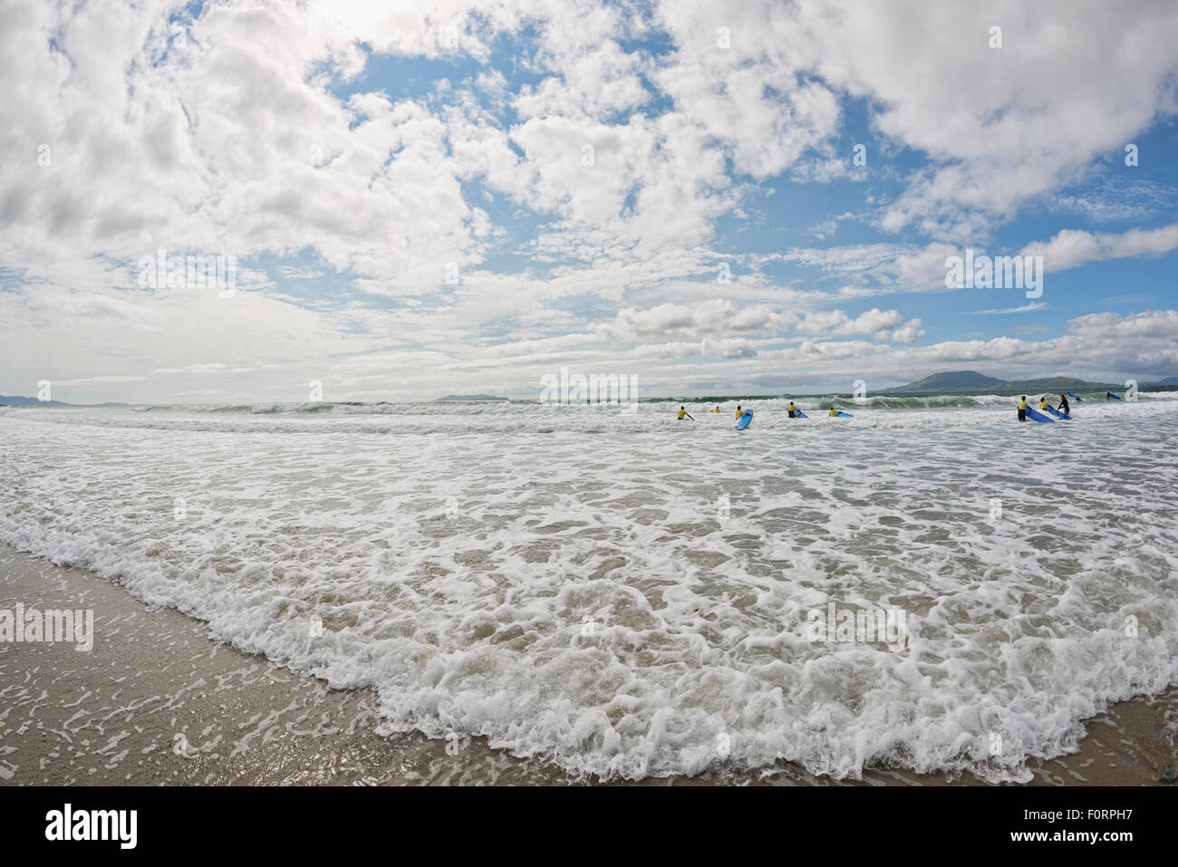 Surfeurs de Carrowniskey Strand beach, Kenmare, Comté de Mayo, Irlande Banque D'Images