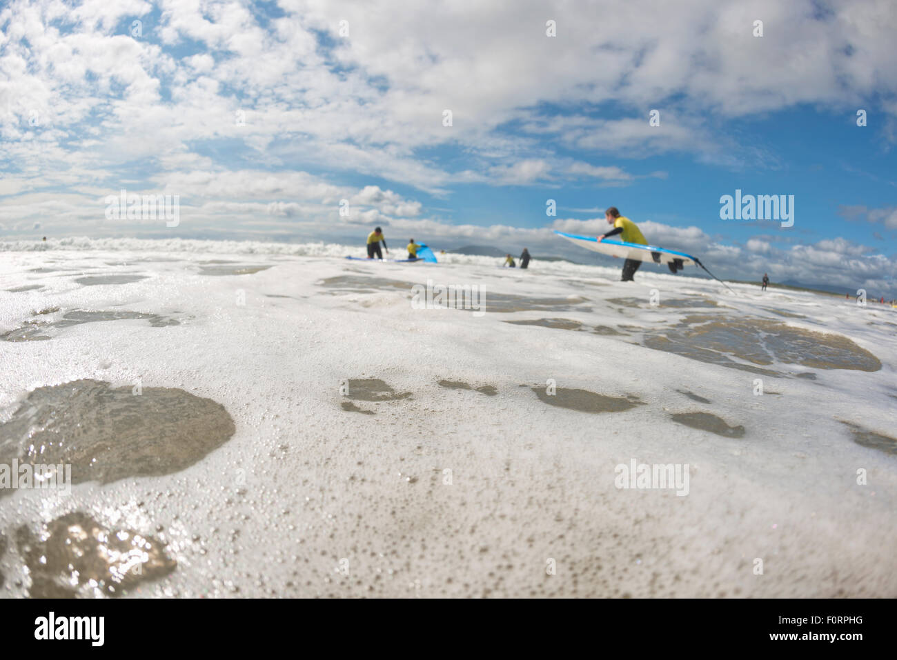 Surfeurs de Carrowniskey Strand beach, Kenmare, Comté de Mayo, Irlande Banque D'Images