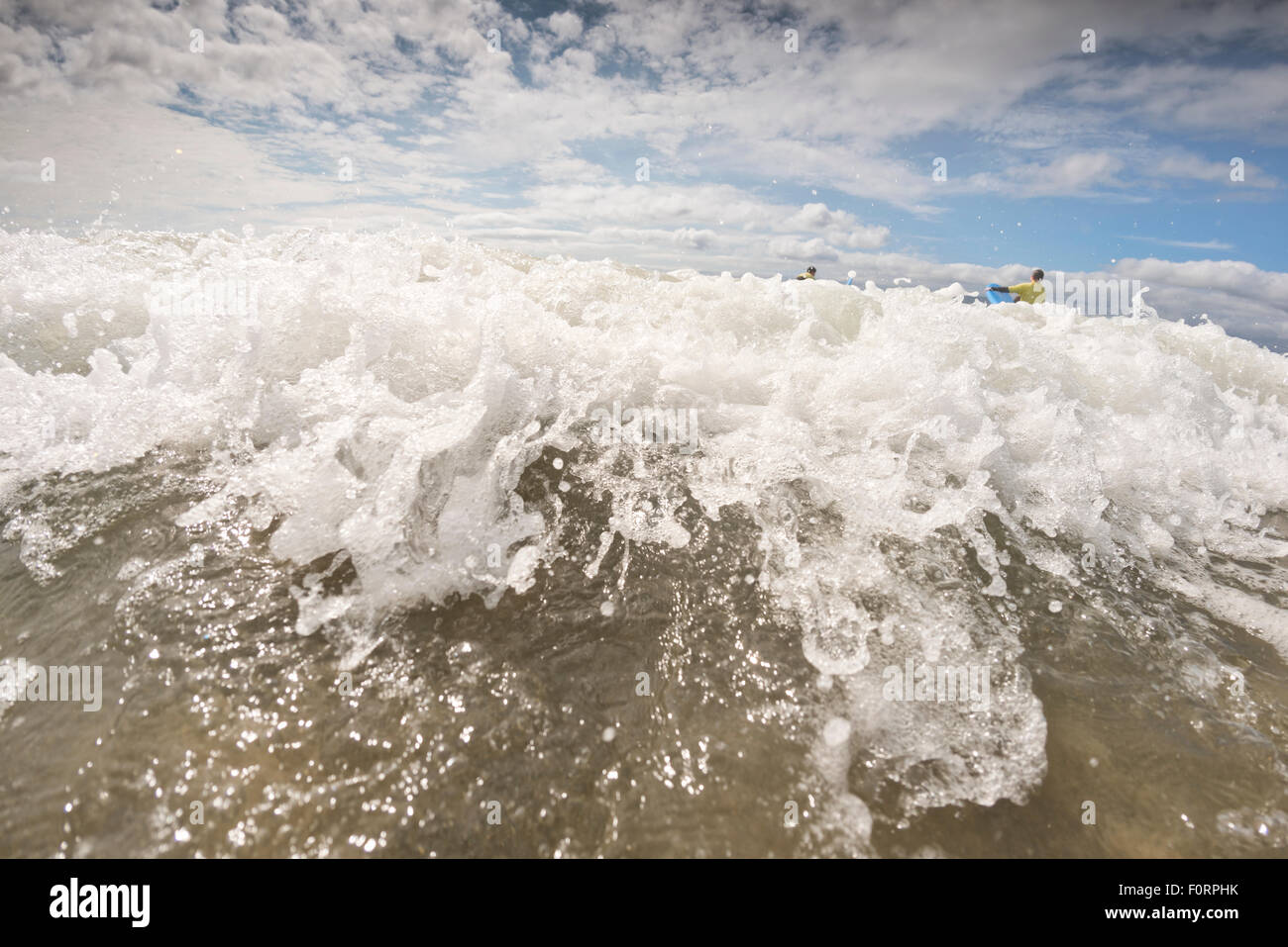 Surfeurs de Carrowniskey Strand beach, Kenmare, Comté de Mayo, Irlande Banque D'Images